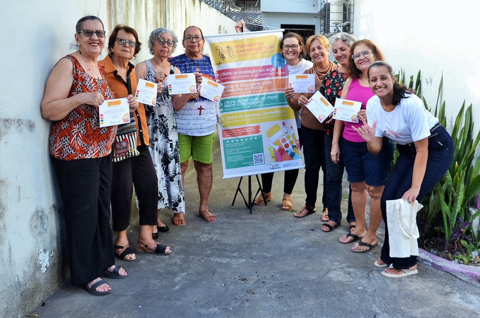 Carnaval que se aprende com as mãos: oficina gratuita transforma criatividade em experiência para pessoas 60+