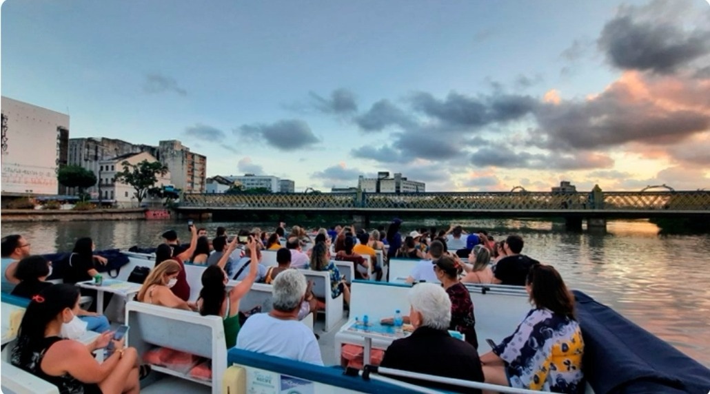Passeio de catamarã leva público para ver de perto a movimentação da REFENO no Recife