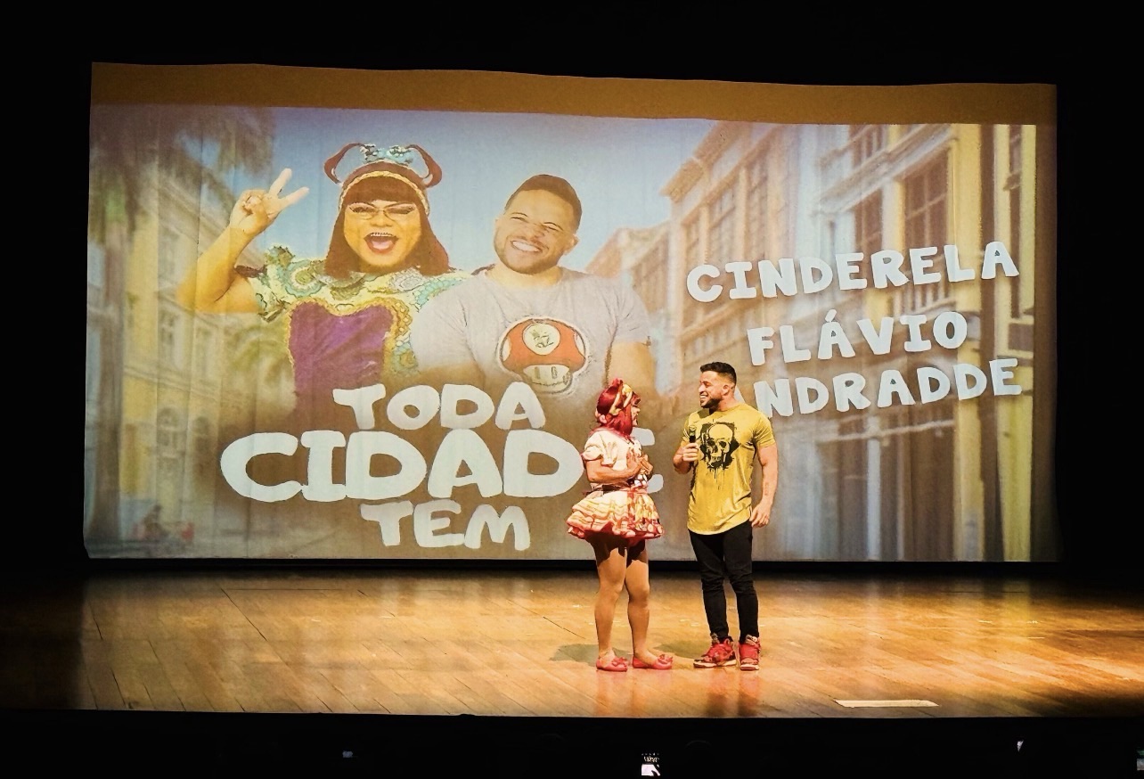 Flávio Andradde e Cinderela transformam o cotidiano em gargalhada no espetáculo “Toda Cidade Tem”