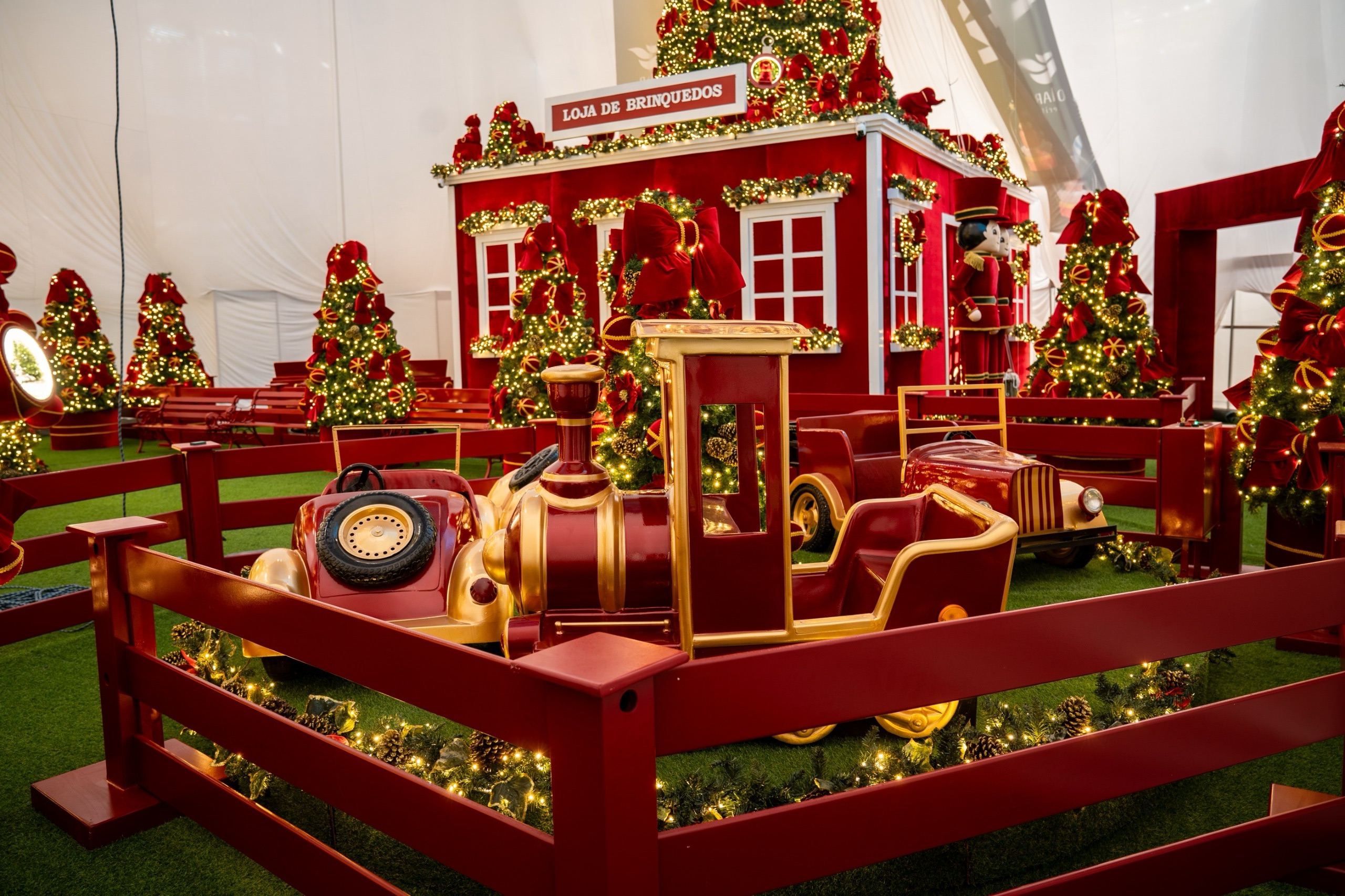Natal transforma RioMar Recife em um universo de brinquedos, luzes e diversão