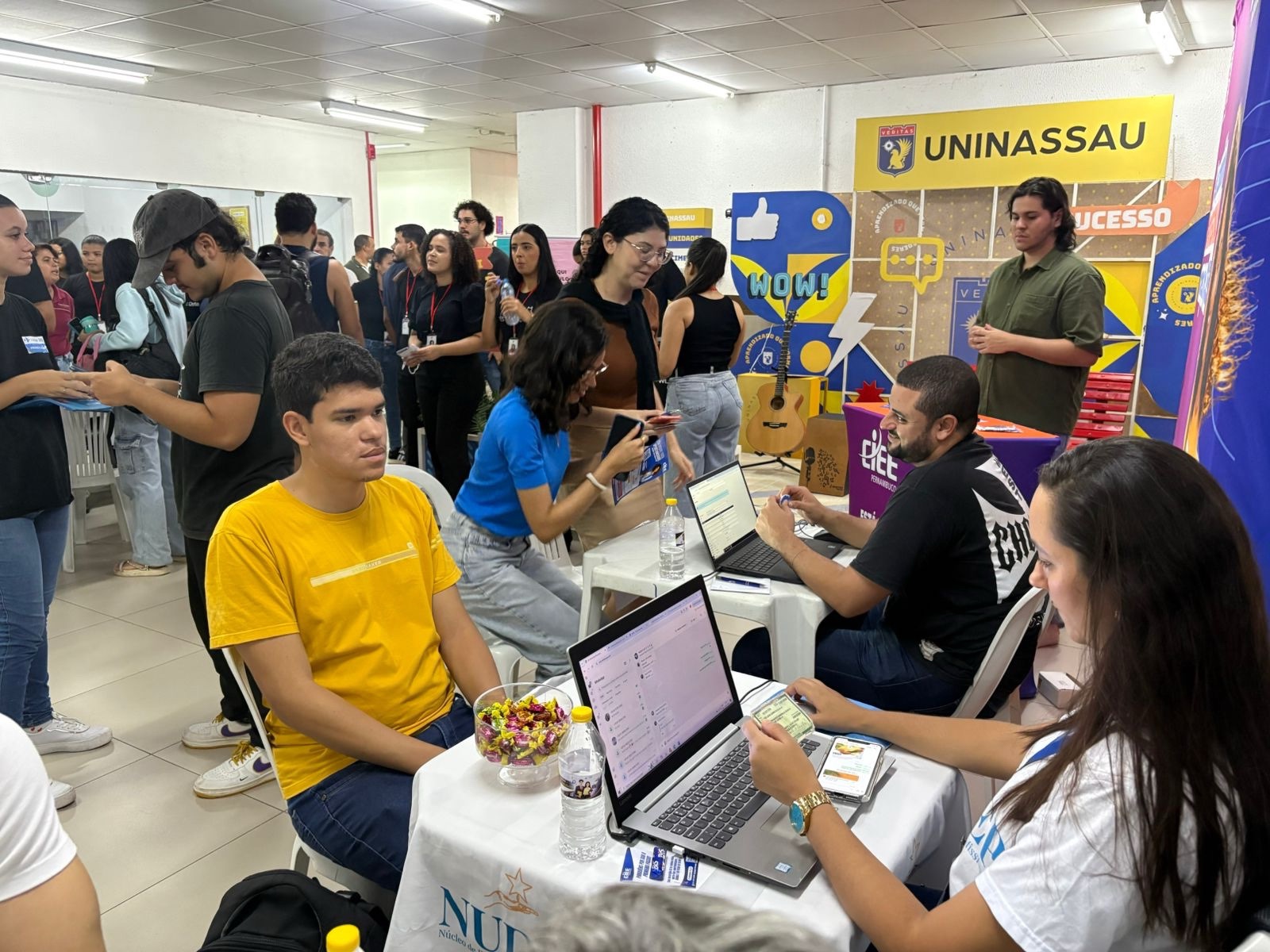 Feira gratuita da UNINASSAU aproxima candidatos de empresas e oportunidades de emprego na RMR